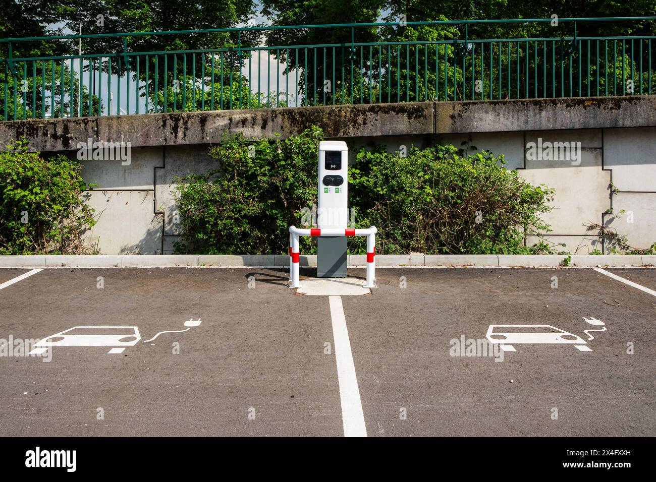 Parkplatz mit Ladesäulen für e-Autos, Piktogramm, Düsseldorf, Deutschland Düsseldorf Nordrhein-Westfalen Deutschland *** parking avec charge STA Banque D'Images