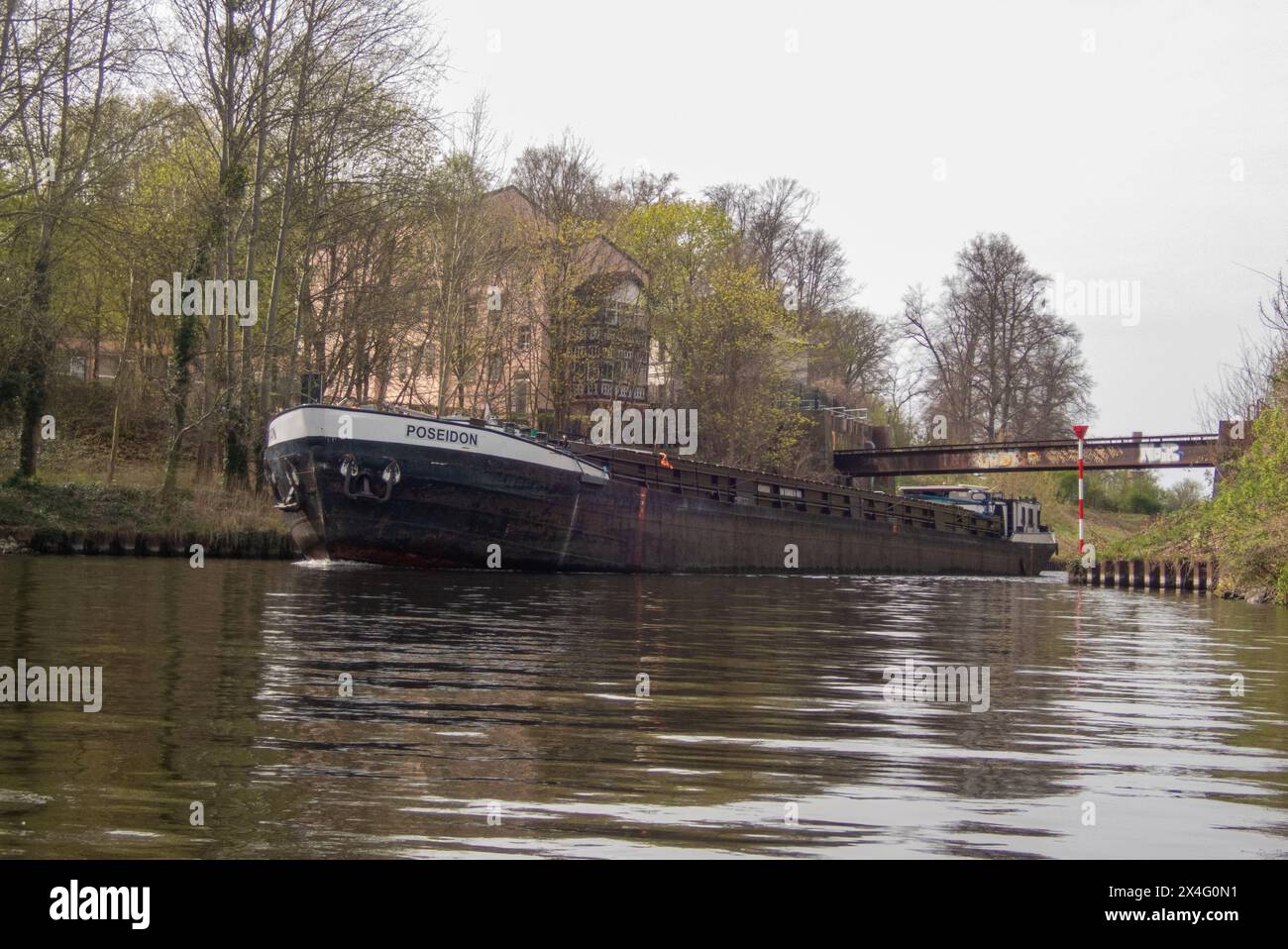 Trafic Berlin. Les barges transportant des marchandises comme la ferraille, le sable et les rochers et différentes marchandises lourdes sont une vue commune sur les canaux et les lacs de Berlin. Banque D'Images
