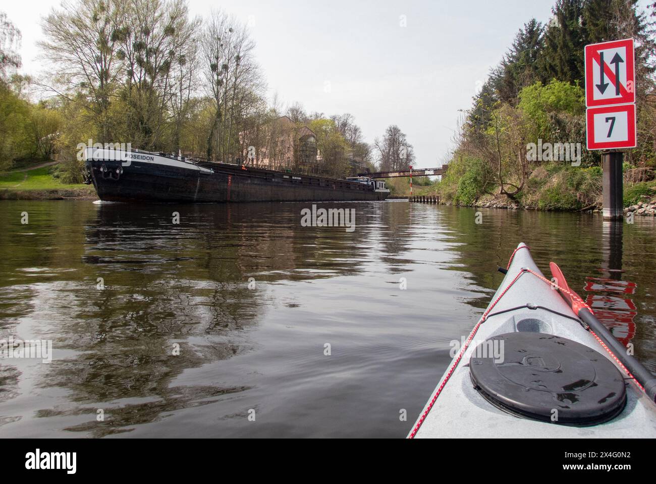 Trafic Berlin. Les barges transportant des marchandises comme la ferraille, le sable et les rochers et différentes marchandises lourdes sont une vue commune sur les canaux et les lacs de Berlin. Banque D'Images
