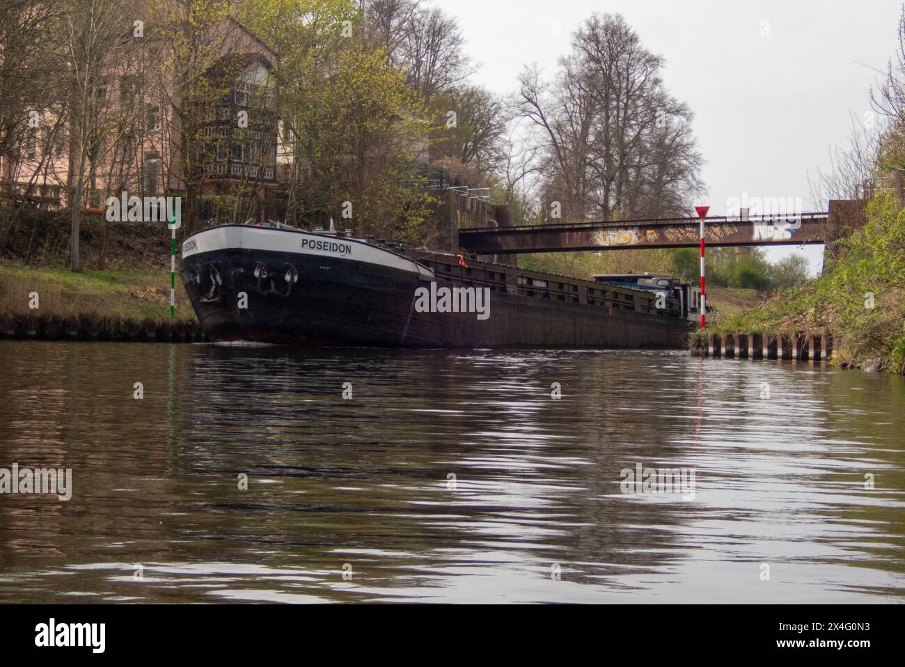 Trafic Berlin. Les barges transportant des marchandises comme la ferraille, le sable et les rochers et différentes marchandises lourdes sont une vue commune sur les canaux et les lacs de Berlin. Banque D'Images