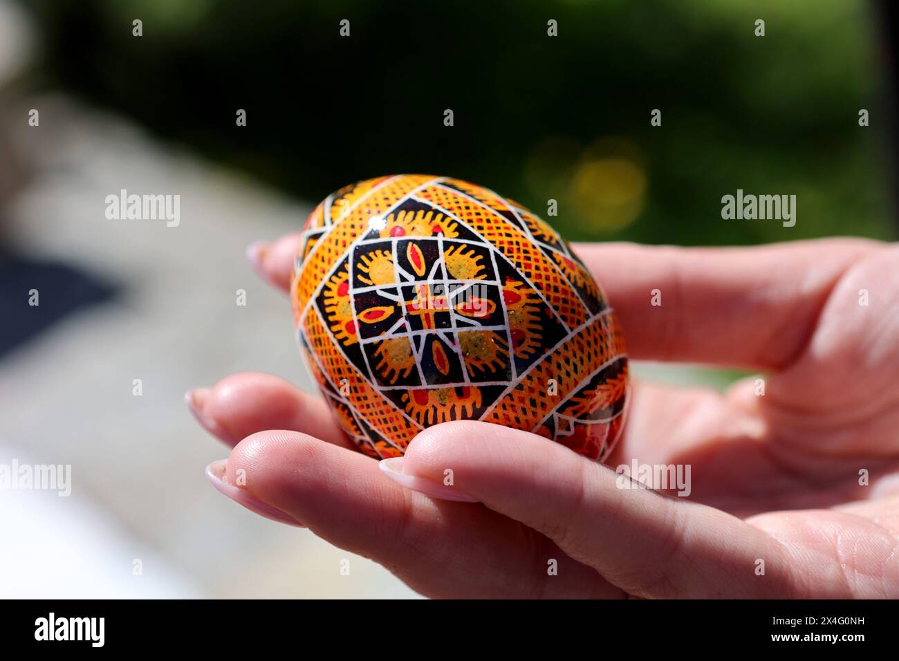 Non exclusif : IVANO-FRANKIVSK, UKRAINE - 1er MAI 2024 - Une femme tient un œuf de Pâques ukrainien, connu sous le nom de pysanka, sur la place Rynok devant orthodoxe Banque D'Images