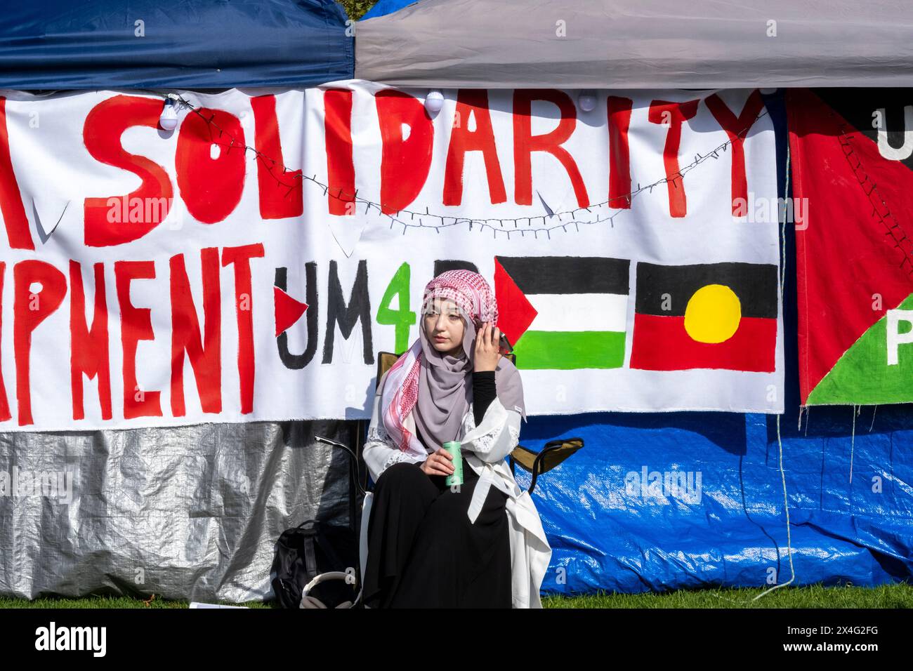 Une femme arabe dans le campement pro-palestinien des étudiants dans le terrain de l'Université de Melbourne. Melbourne, Victoria, Australie. Banque D'Images