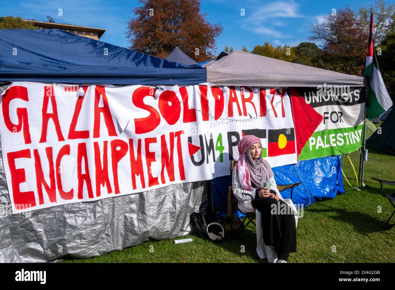 Une femme arabe dans le campement pro-palestinien des étudiants dans le terrain de l'Université de Melbourne. Melbourne, Victoria, Australie. Banque D'Images