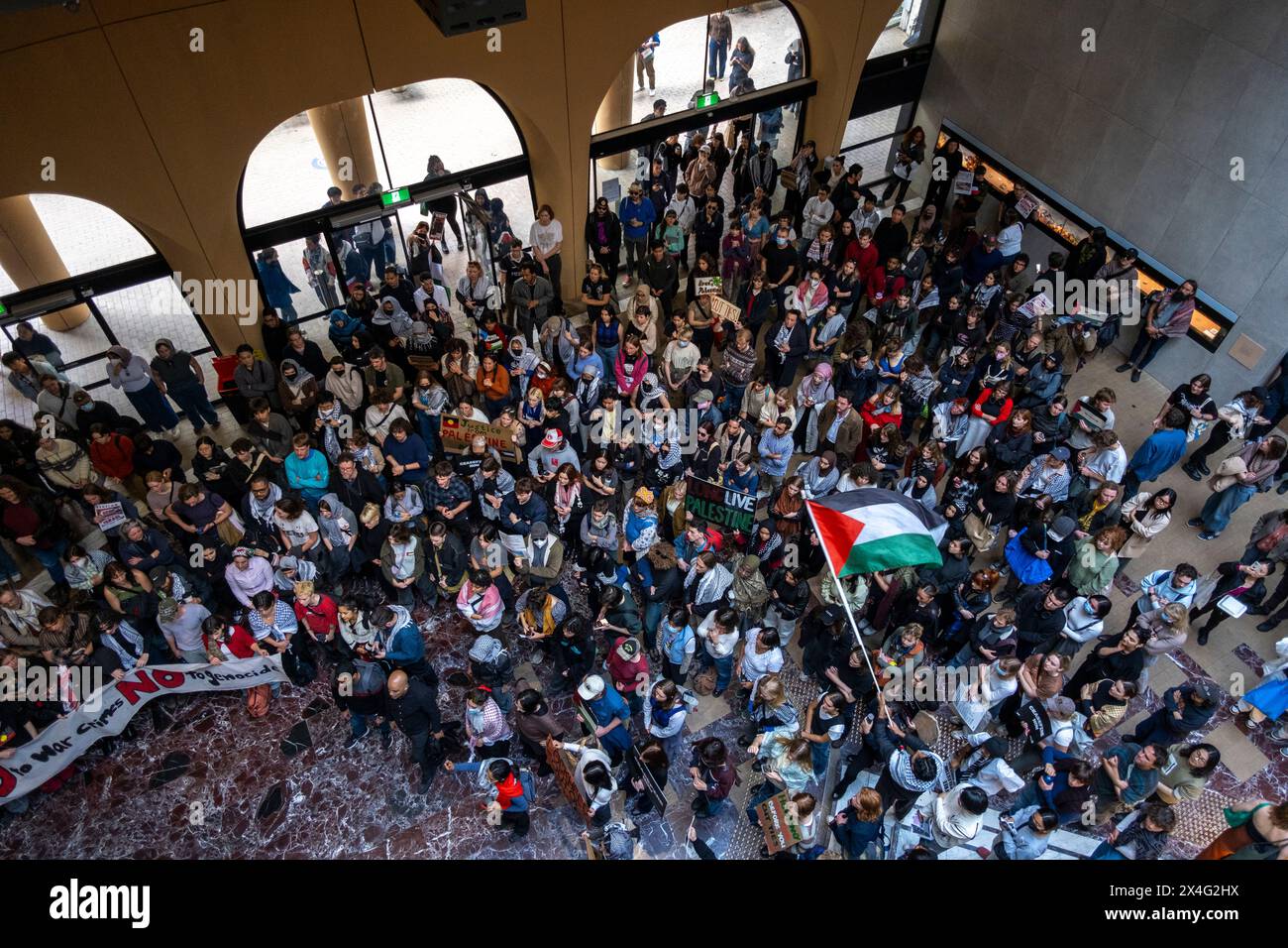 Un rassemblement étudiant pro-palestinien dans le bâtiment Arts West de l'Université de Melbourne. Melbourne, Victoria, Australie. Banque D'Images