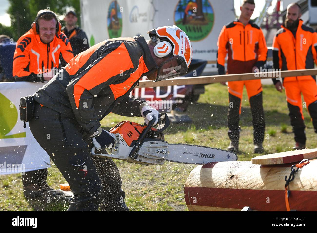 Eisleben, Allemagne. 03 mai 2002. Harm Eigenraam des pays-Bas dans la discipline de la coupe de précision. Les 13e Championnats de bûcheron Mansfeld ont lieu à Eisleben. Crédit : Heiko Rebsch/dpa/Alamy Live News Banque D'Images