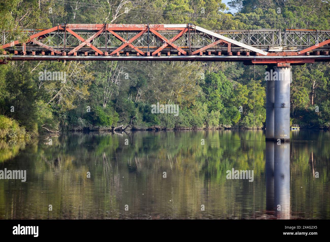 pont rouge reflétant dans l'eau plate Banque D'Images