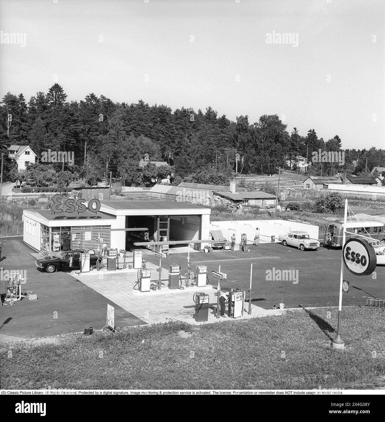 Station-service Esso Esso Esso est un nom commercial pour ExxonMobil. À l'origine, le nom a été principalement utilisé par son prédécesseur Standard Oil du New Jersey après la dissolution de la société Standard Oil en 1911. La société a adopté le nom «Esso» (la prononciation phonétique des initiales de Standard Oil, «S» et «O») la société Svenska Esso était une marque en Suède entre les années 1939 et 1987, lorsque les stations ont changé leur nom pour le nom du nouveau propriétaire Statoil, et maintenant est marqué Circle K. Suède 1963. Kristoffersson réf. DC97-1 Banque D'Images