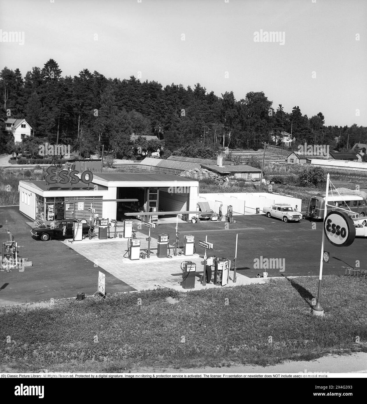 Station-service Esso Esso Esso est un nom commercial pour ExxonMobil. À l'origine, le nom a été principalement utilisé par son prédécesseur Standard Oil du New Jersey après la dissolution de la société Standard Oil en 1911. La société a adopté le nom «Esso» (la prononciation phonétique des initiales de Standard Oil, «S» et «O») la société Svenska Esso était une marque en Suède entre les années 1939 et 1987, lorsque les stations ont changé leur nom pour le nom du nouveau propriétaire Statoil, et maintenant est marqué Circle K. Suède 1963. Kristoffersson réf. DC79-2 Banque D'Images