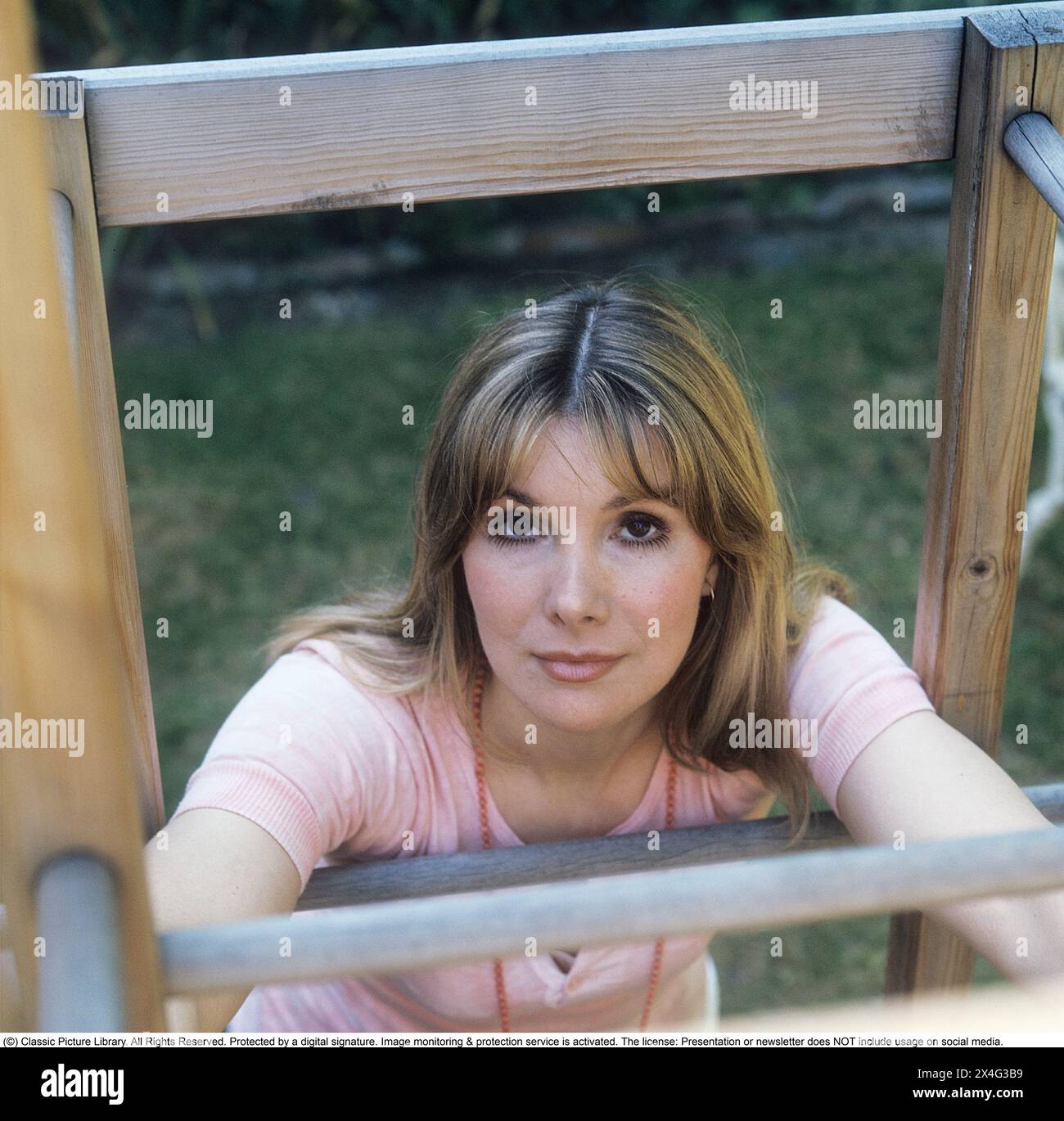 Susan Hampshire. CBE. Actrice anglaise née le 12 mai 1937. Photographiée ici alors qu'elle était en Suède en 1968 dans le cadre de la série télévisée de la BBC The Forsyte Saga dans laquelle elle a joué le rôle de Fleur. La série a été initialement diffusée en 26 épisodes le samedi soir avec début le 7 janvier 1967. 1968. Banque D'Images