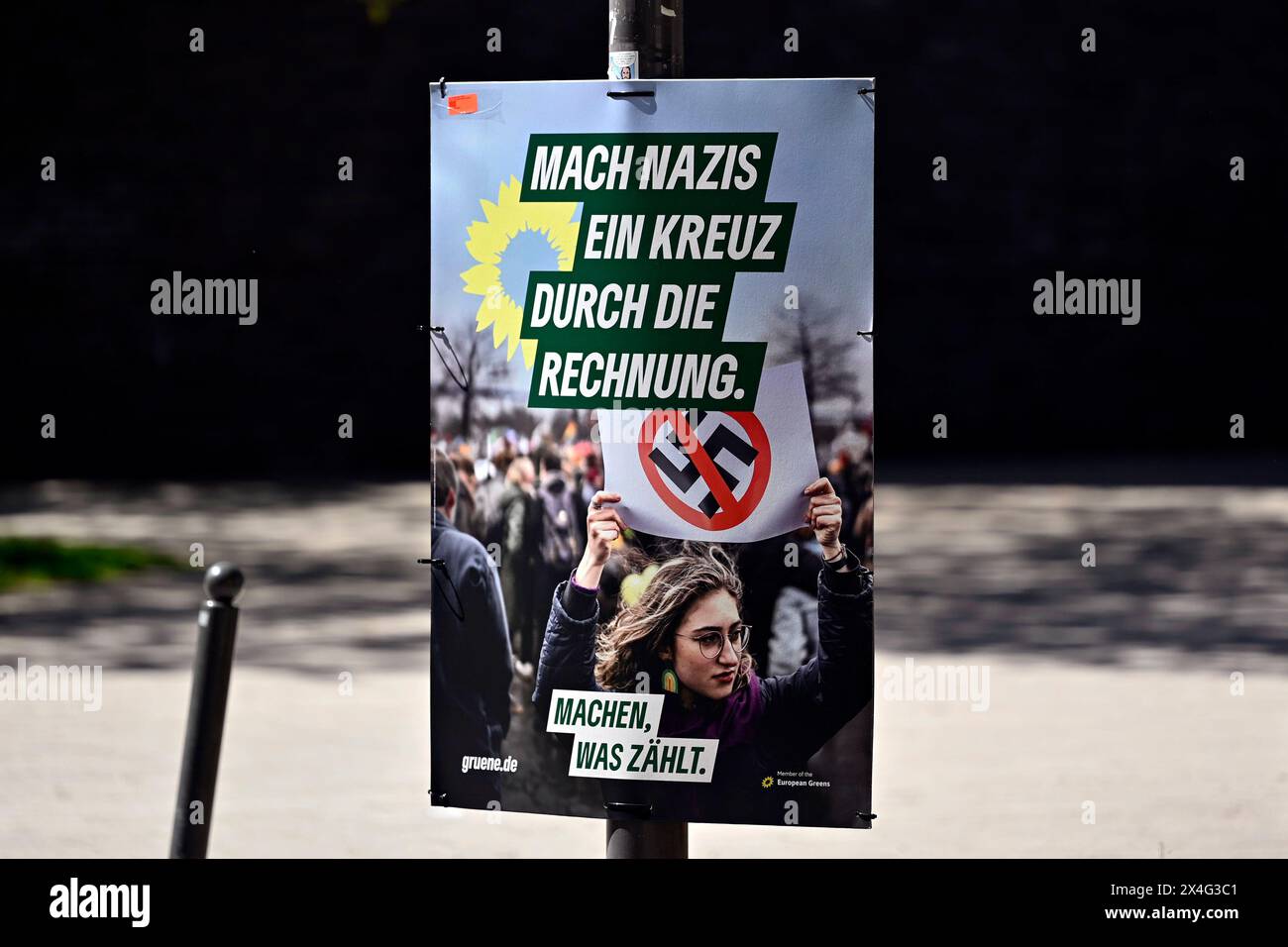 Ein Wahlplakat der Grünen mit der Aufschrift Mach Nazis ein Kreuz durch die Rechnung BEI der EUÂTour durch die Nürnberger Altstadt anlässlich der anstehenden Europawahl am 9. Juni 2024. Nürnberg, 27.04.2024 Bayern Deutschland *** affiche électorale du Parti Vert avec l'inscription Mach Nazis ein Kreuz durch die Rechnung lors de la tournée de l'UE dans la vieille ville de Nurembergs à l'occasion des prochaines élections européennes du 9 juin 2024 Nuremberg, 27 04 2024 Bavière Allemagne Copyright : xDwixAnoraganingrumx Banque D'Images