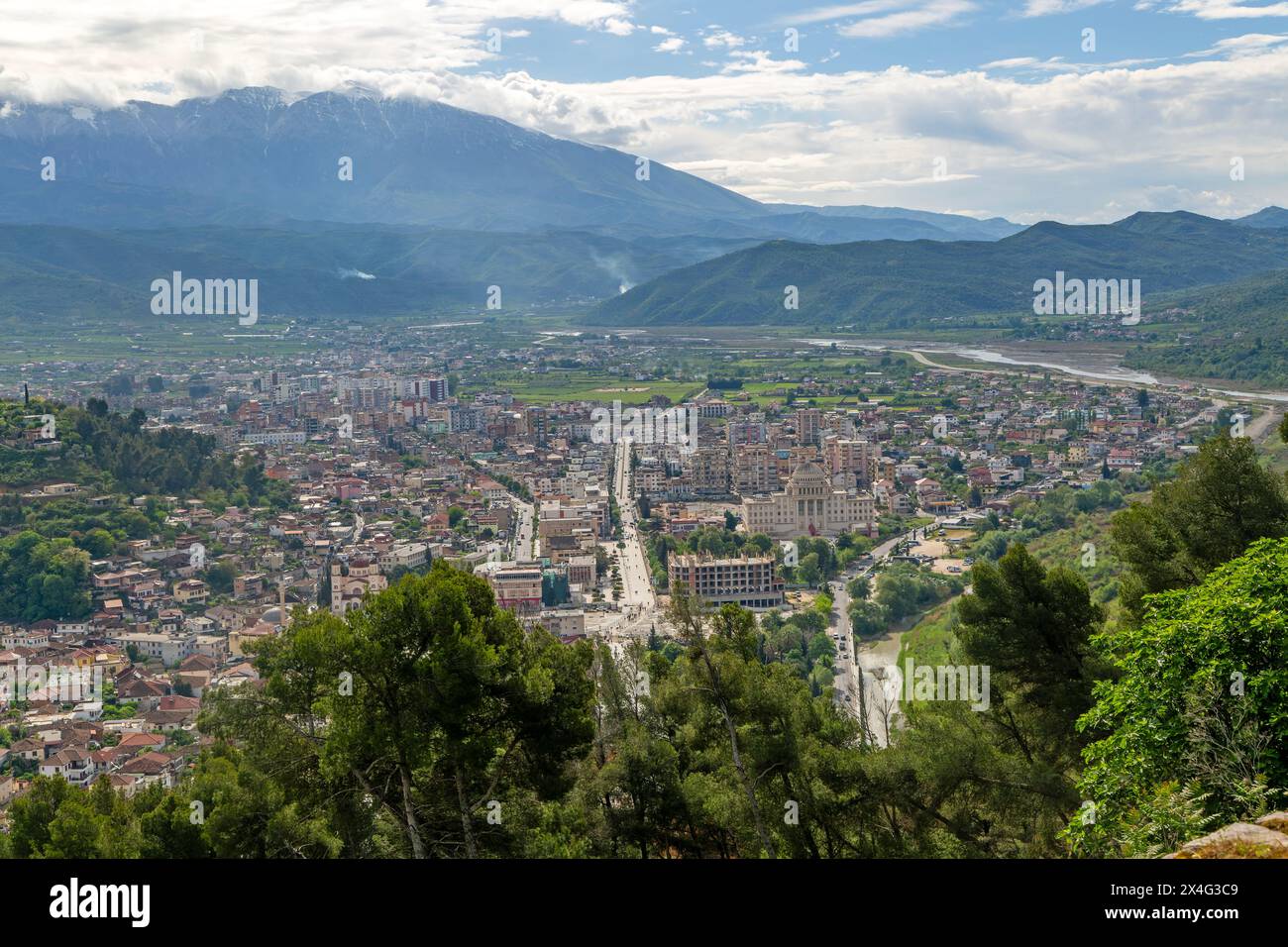 Vue sur le centre-ville de Berat dans la vallée de la rivière Osum avec des montagnes au-delà, Berat, Albanie, Europe Banque D'Images