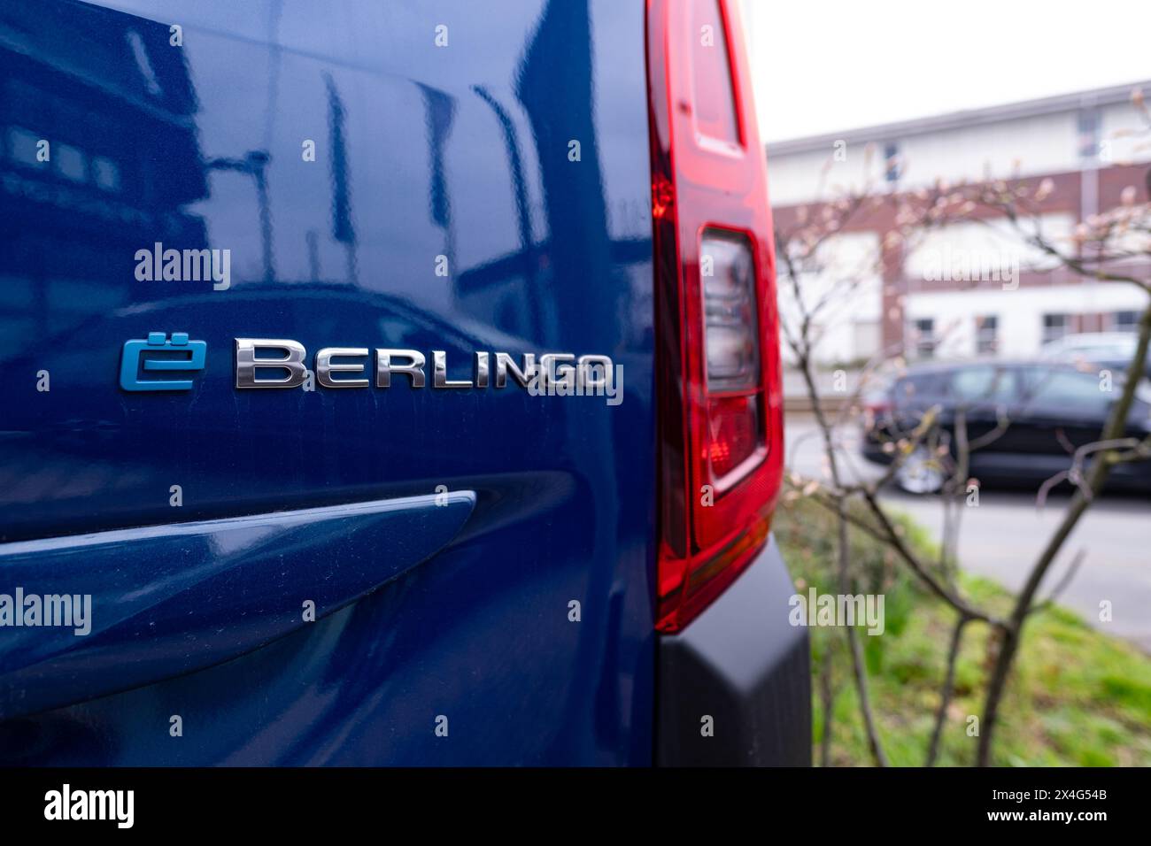 Nouveau bleu Citroen E-Berlingo vue arrière, fourgon électrique dans le parking, constructeur français PSA Peugeot Citroen, industrie automobile, Transpor durable Banque D'Images