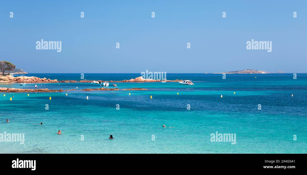 Porto-Vecchio, Corse-du-Sud, Corse, France. Vue panoramique sur les eaux turquoises peu profondes au large de la plage de Palombaggia. Banque D'Images