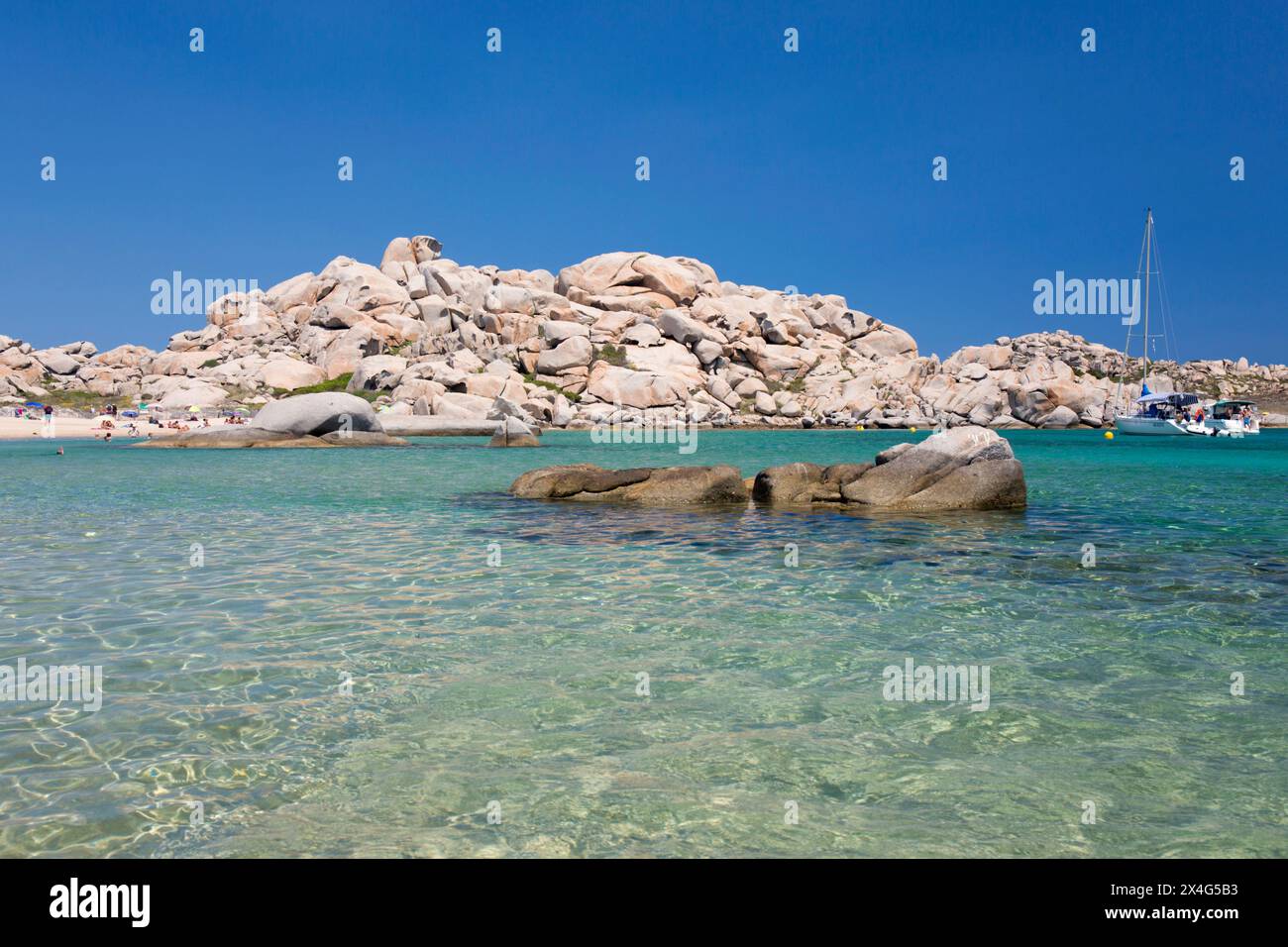 Réserve naturelle des îles Lavezzi, Corse-du-Sud, Corse, France. Vue sur les eaux turquoises peu profondes de Cala Lazarina, île Lavezzu. Banque D'Images