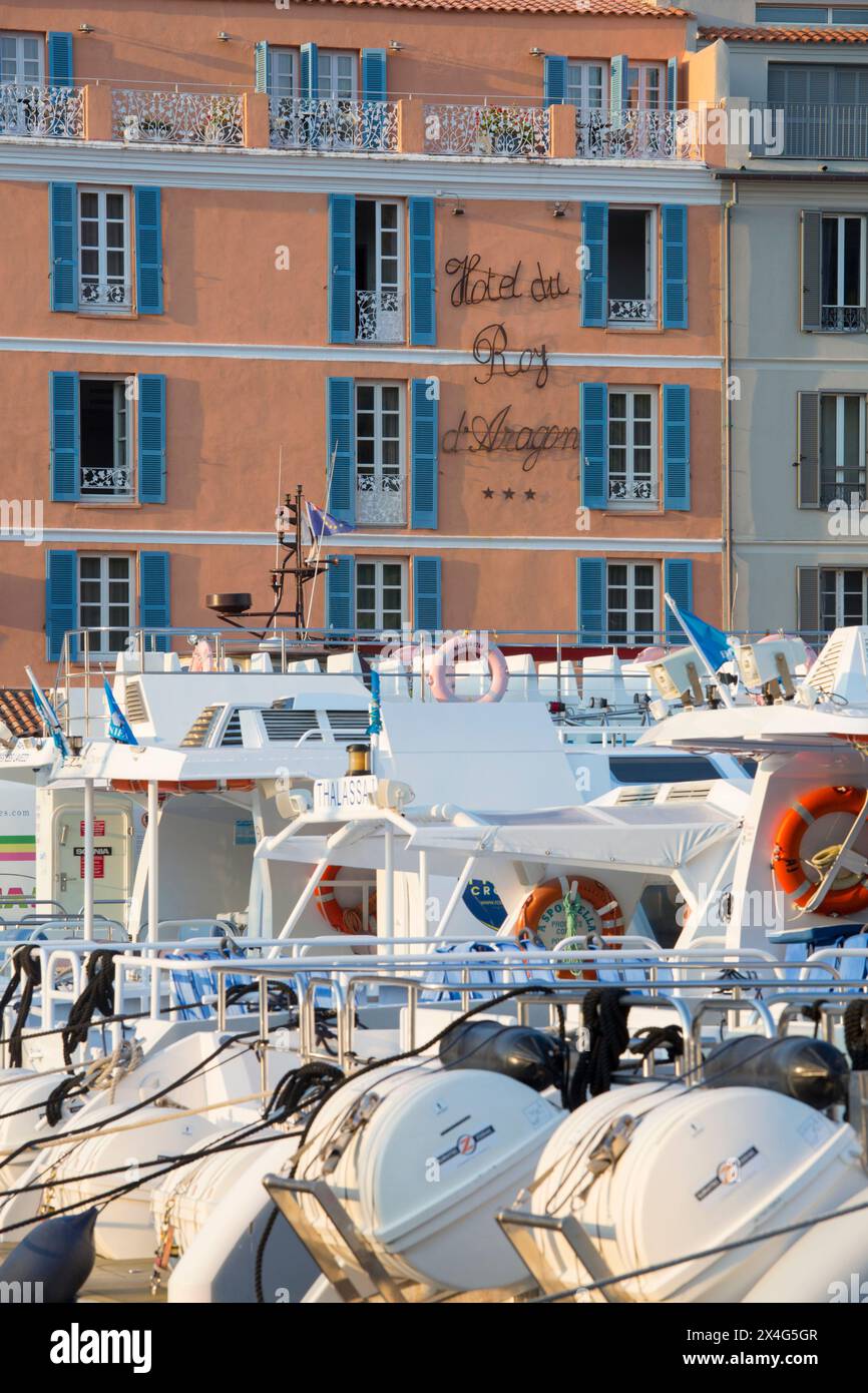Bonifacio, Corse-du-Sud, Corse, France. Vue depuis le quai de l'autre côté du port jusqu'à la façade rose pastel du Hôtel du Roy d'Aragon, au lever du soleil. Banque D'Images