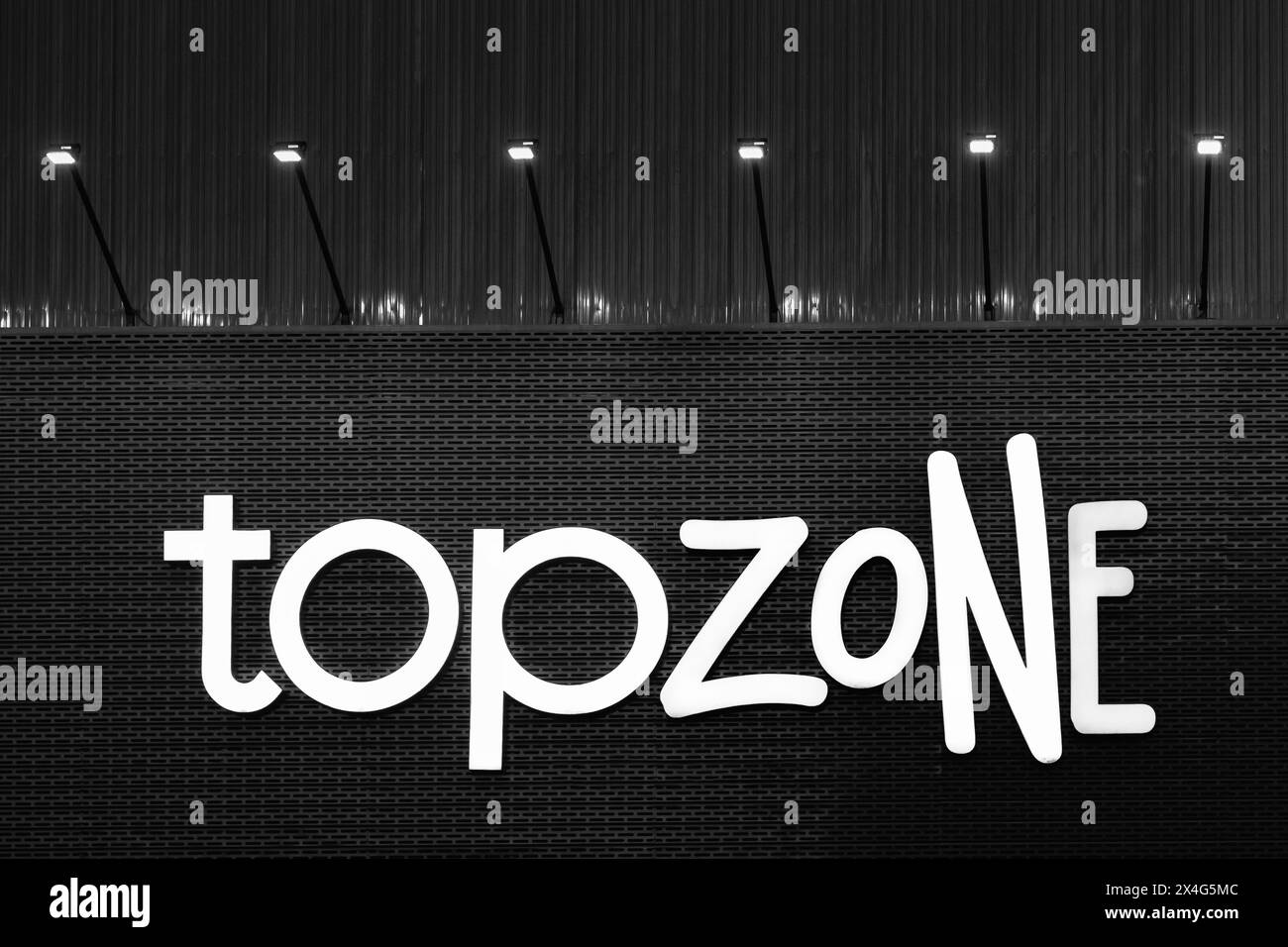 Logo Topzone store, nouveau smartphone shop à Da Lat Vietnam. Entreprise d'équipement et de services de réseautage et de télécommunications, revendeur premium en vietnamien Banque D'Images