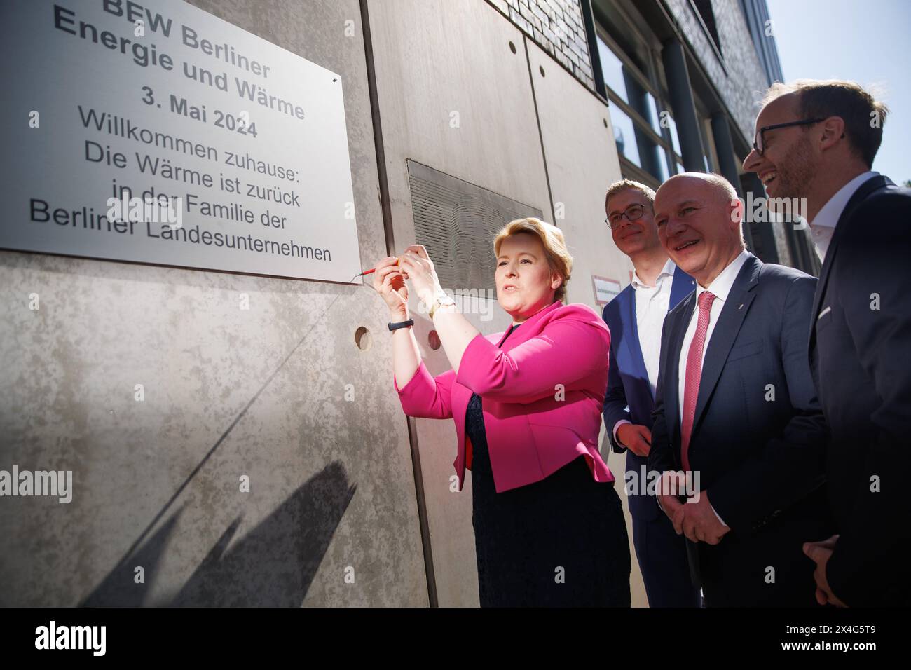 03 mai 2024, Berlin: Franziska Giffey (à gauche, SPD), sénatrice berlinoise pour l'économie, l'énergie et les entreprises publiques, transforme symboliquement une vis en un panneau qui lit « BEW Berliner Energie und Wärme » aux côtés de Stefan Evers (2e à gauche, CDU), sénateur berlinois pour les finances, Kai Wegner (2e à droite, CDU), maire de Berlin, et Christian Feuerherd (R), PDG de Vattenfall Wärme Berlin AG, après une cérémonie marquant l'achat du chauffage urbain de Vattenfall à l'État de Berlin. Après un processus de deux ans, le rachat sera complété au début du mois de mai. Photo : Carsten K Banque D'Images