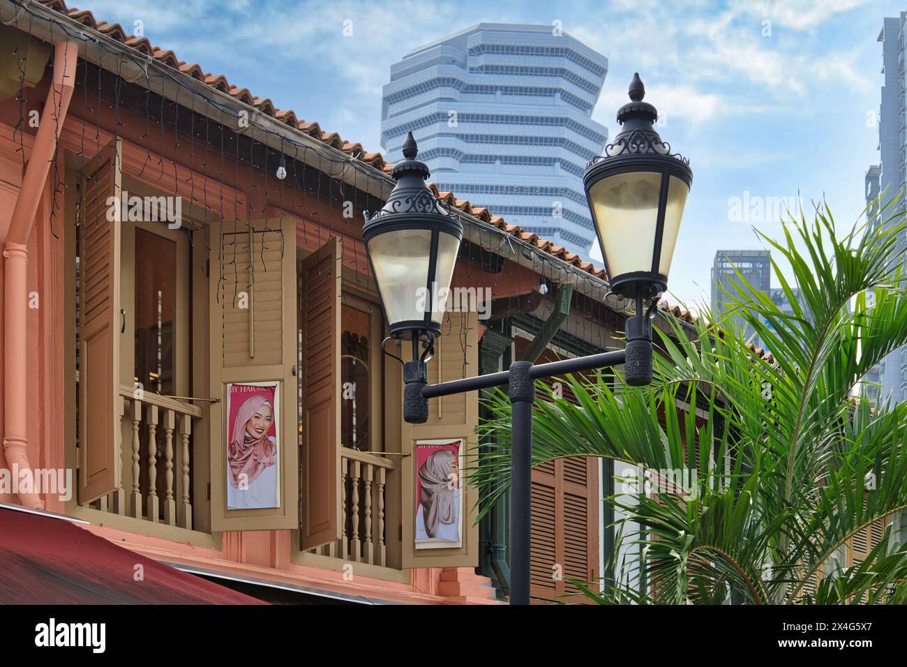 Voir ci-dessus un salon de coiffure dans Bussorah Street à Kampong Glam, le quartier musulman de Singapour. La rue mène à la mosquée du Sultan Banque D'Images