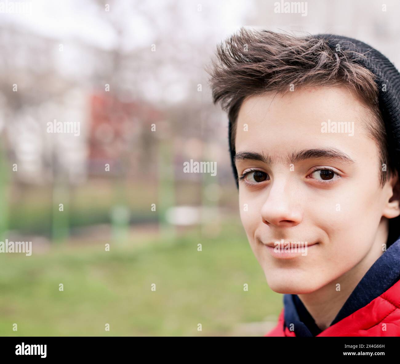 Portrait d'adolescent souriant dans des vêtements décontractés Banque D'Images