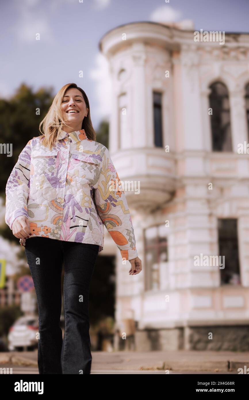 Portrait de femme heureuse en vêtements décontractés dans la rue Banque D'Images