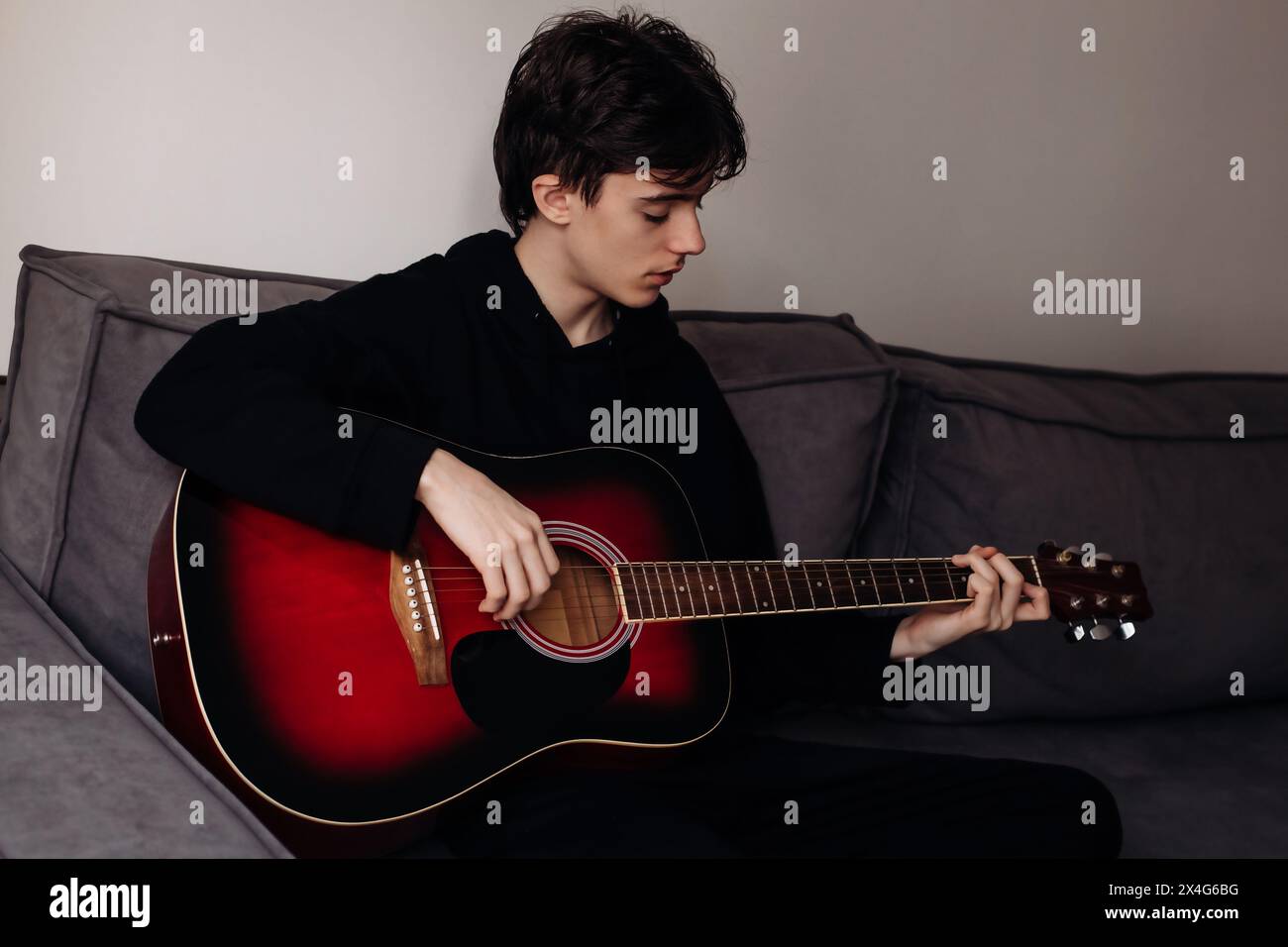 Portrait d'un adolescent jouant de la guitare Banque D'Images