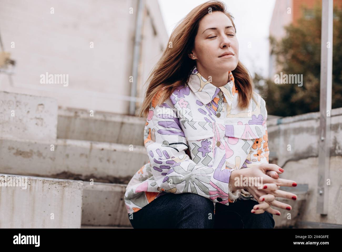 Portrait de femme en vêtements décontractés assis sur les marches Banque D'Images