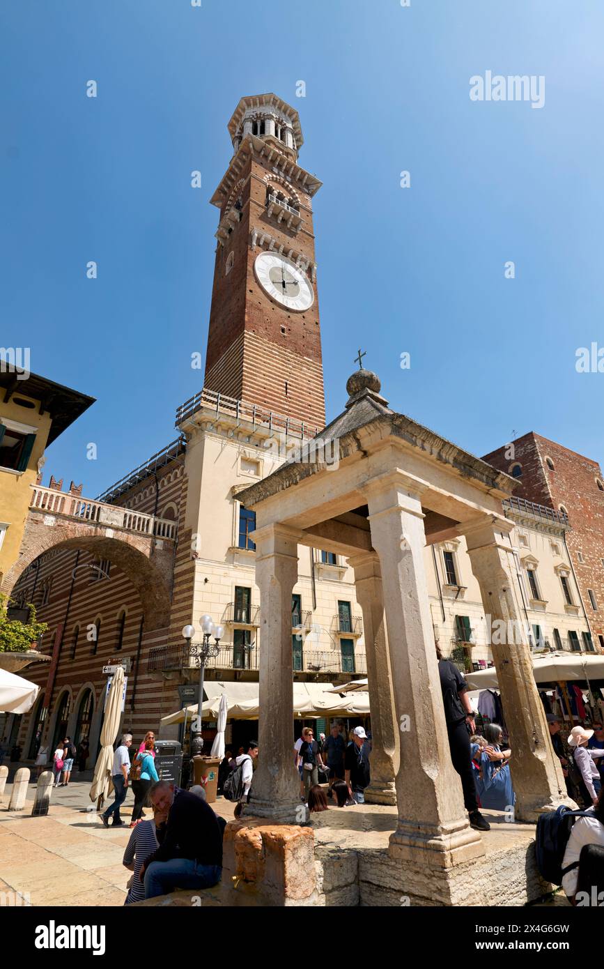 Vérone Veneto Italie. Torre dei Lamberti sur la Piazza delle Erbe Banque D'Images