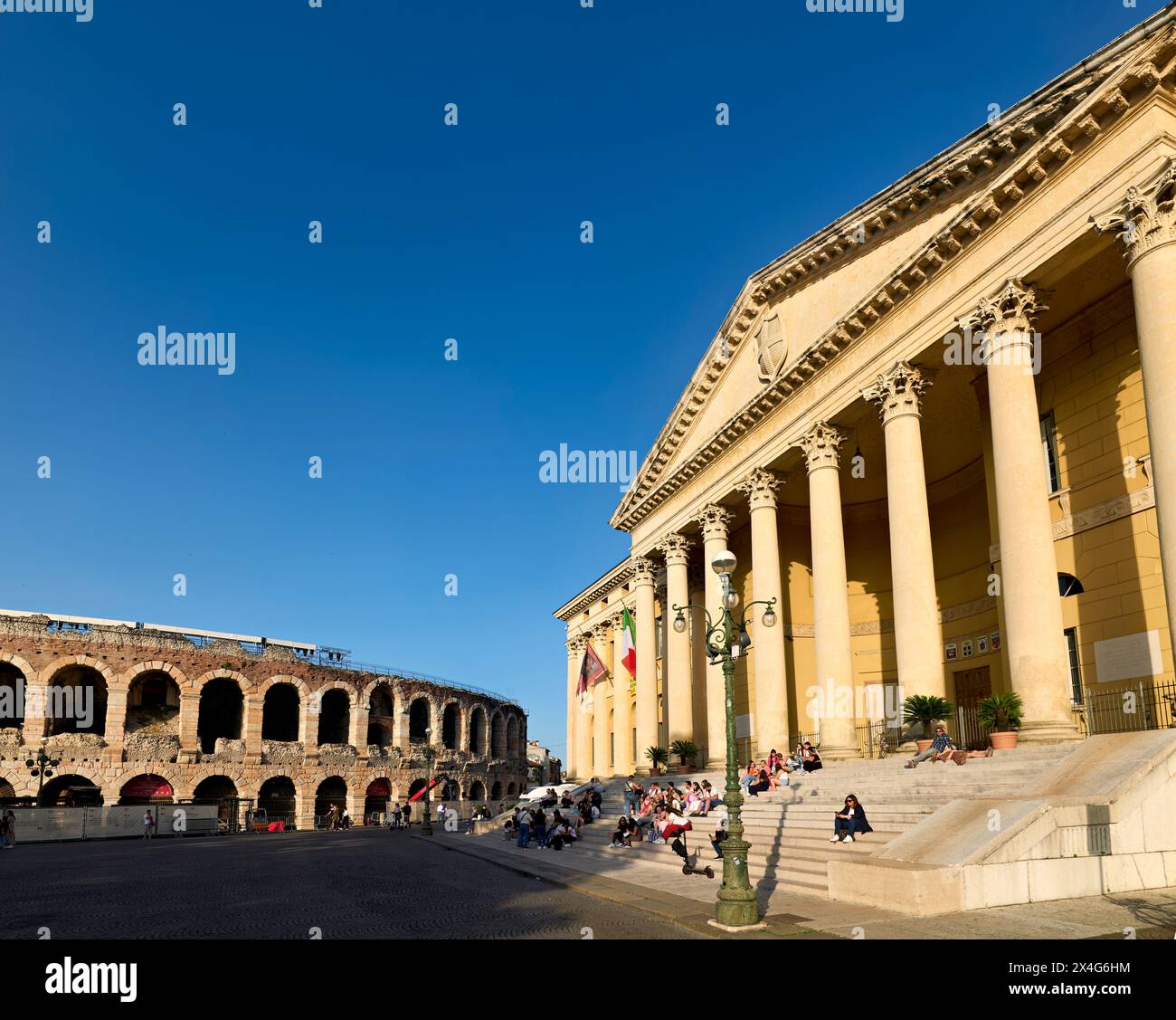 Vérone Veneto Italie. Les arènes de Vérone - Amphithéâtre romain et l'Hôtel de ville Banque D'Images