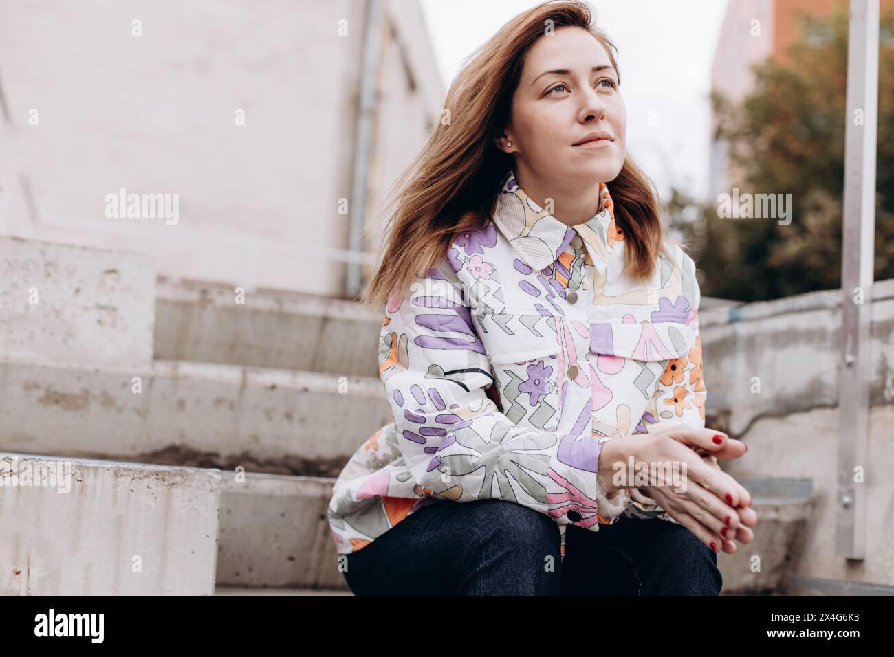 Portrait de femme en vêtements décontractés Banque D'Images