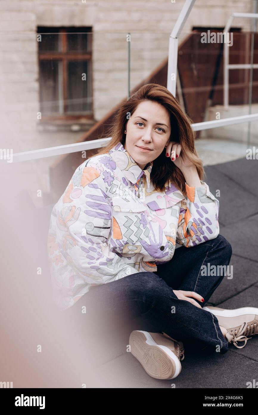 Portrait de femme en vêtements décontractés Banque D'Images