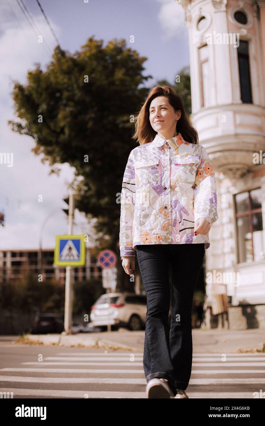 Portrait de femme heureuse en vêtements décontractés dans la rue Banque D'Images