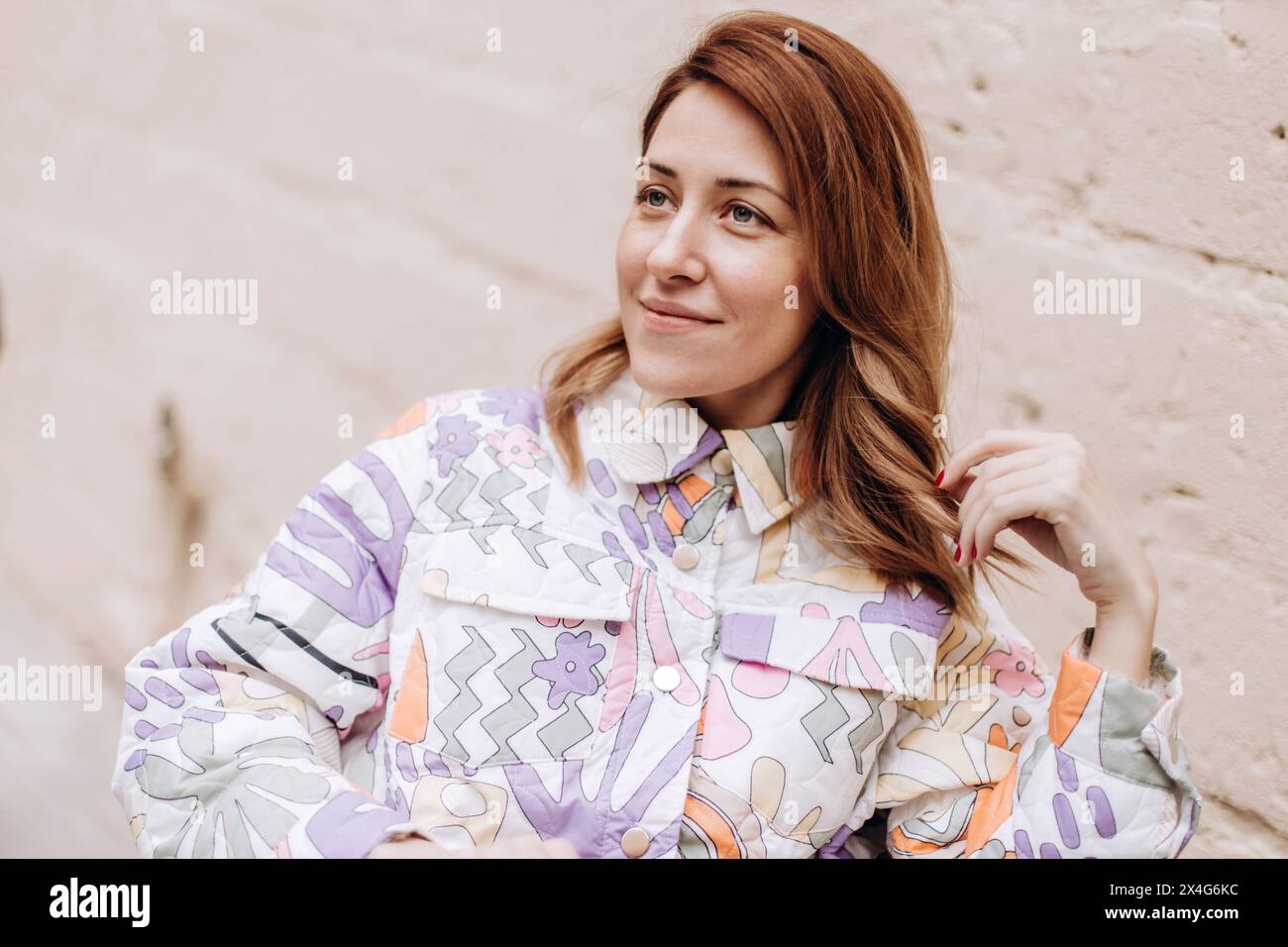 Portrait de femme heureuse dans des vêtements décontractés Banque D'Images