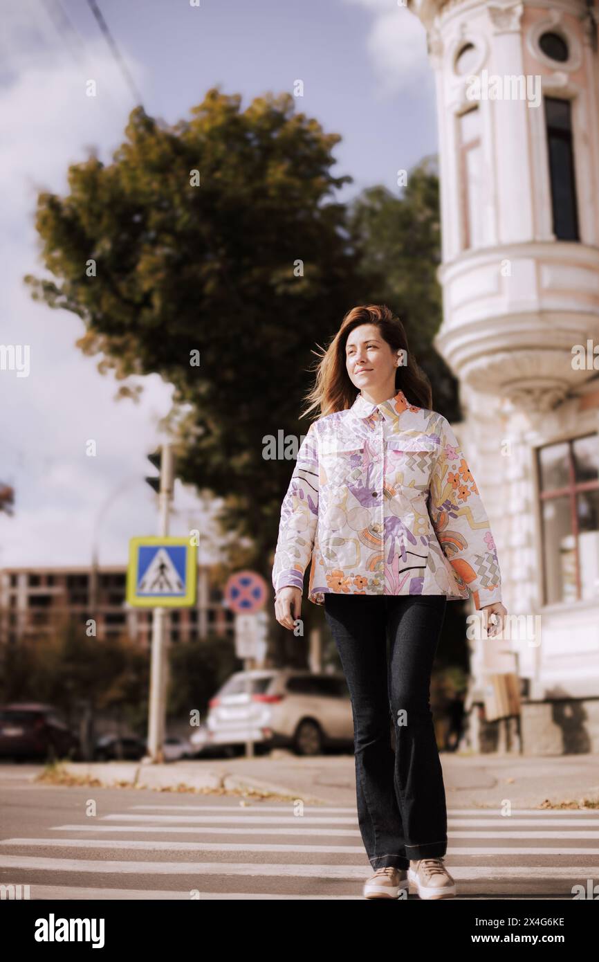 Portrait de femme heureuse en vêtements décontractés dans la rue Banque D'Images