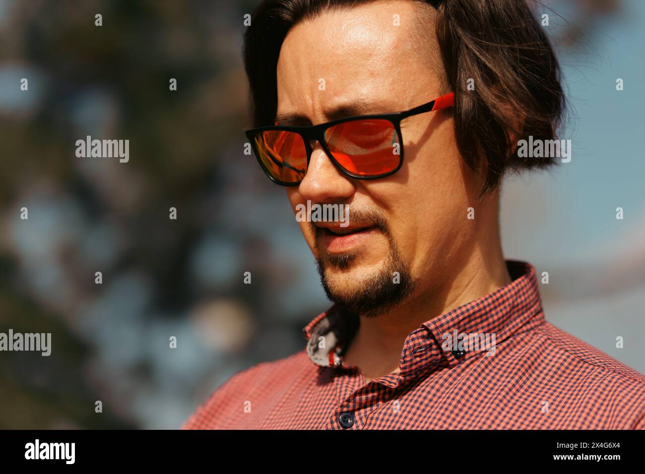 Portrait of man with beard wearing sunglasses Banque D'Images