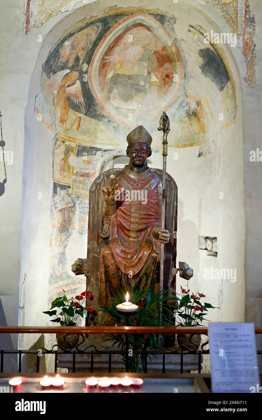 Vérone Veneto Italie. La basilique de San Zeno. La statue de San Zeno souriant Banque D'Images