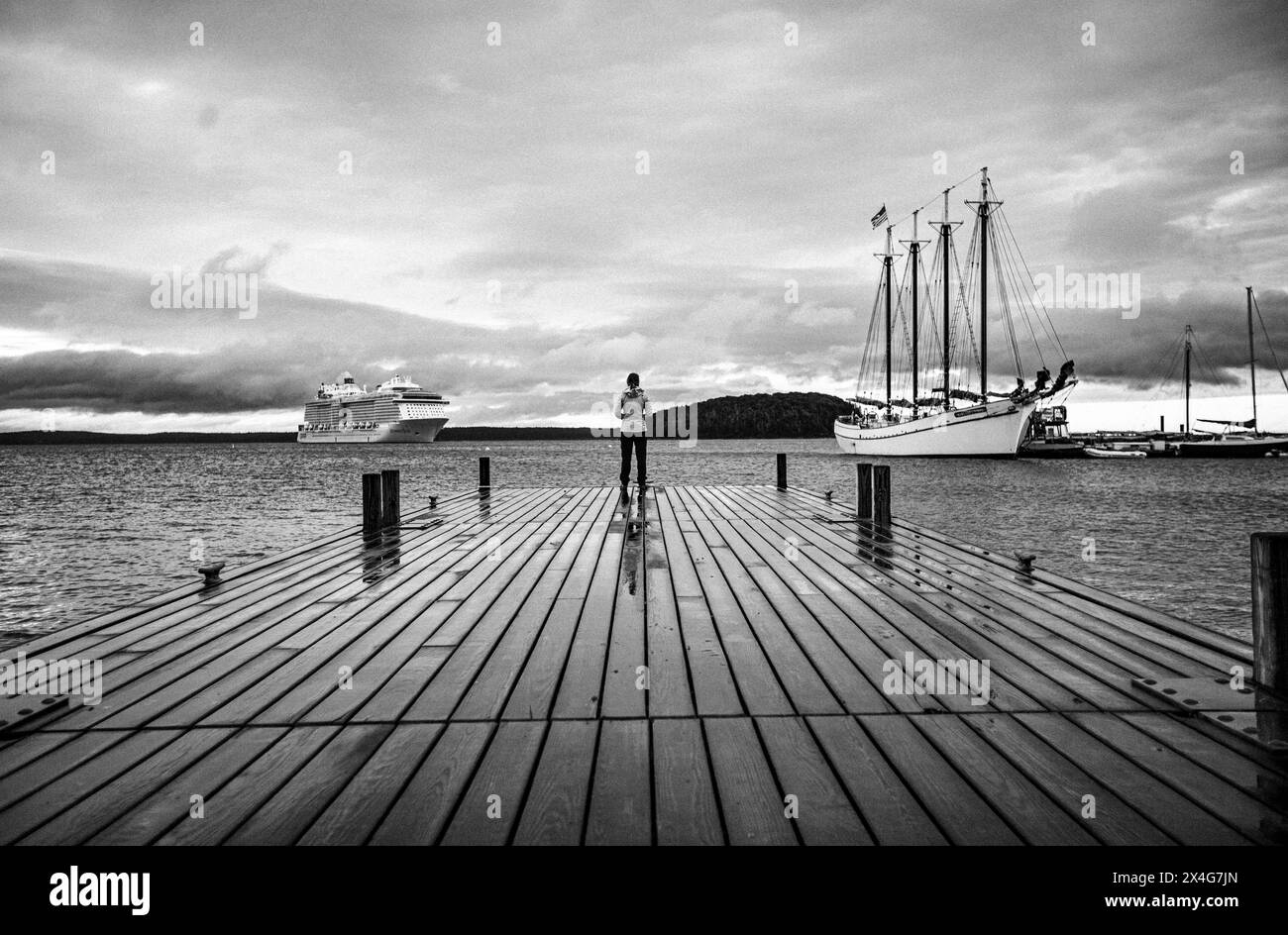 Femme se tient sur le bord du quai avec bateau de croisière, Bar Harbor, Maine Banque D'Images