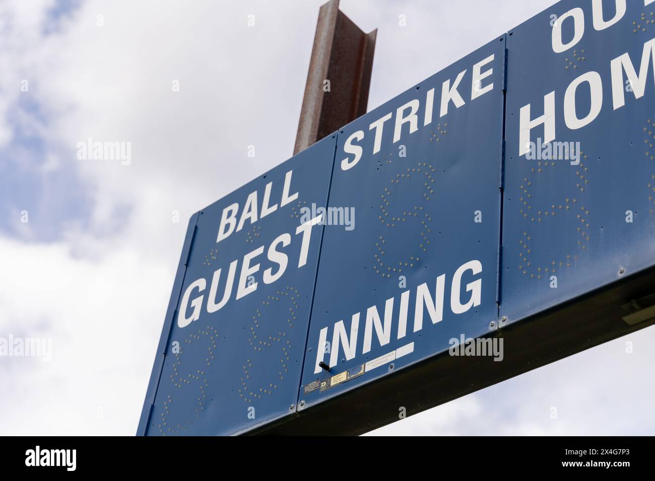 Tableau des scores de baseball sous ciel nuageux Banque D'Images