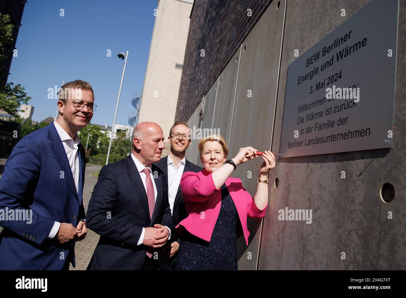 03 mai 2024, Berlin: Franziska Giffey (R, SPD), sénatrice berlinoise pour l'économie, l'énergie et les entreprises publiques, transforme symboliquement une vis en un panneau qui lit « BEW Berliner Energie und Wärme » aux côtés de Christian Feuerherd (2e à droite), PDG de Vattenfall Wärme Berlin AG, Kai Wegner (2e à gauche, CDU), maire de Berlin, et Stefan Evers (à gauche, CDU), sénateur berlinois pour les Finances, après une cérémonie pour marquer l'achèvement de l'achat du chauffage urbain de Vattenfall à l'état de Berlin. Après un processus de deux ans, le rachat sera complété au début du mois de mai. Photo : Carsten K Banque D'Images