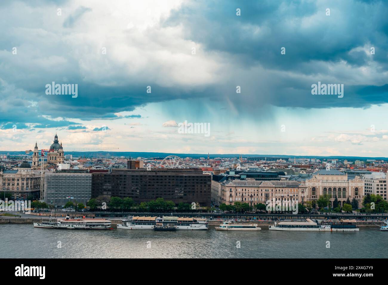 Paysage urbain de Budapest et du Danube en jours de pluie. Hongrie. Banque D'Images