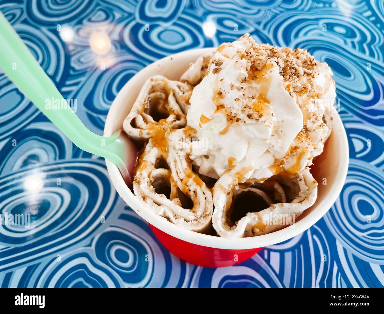Affichage coloré de glace roulée avec sirop de caramel Banque D'Images