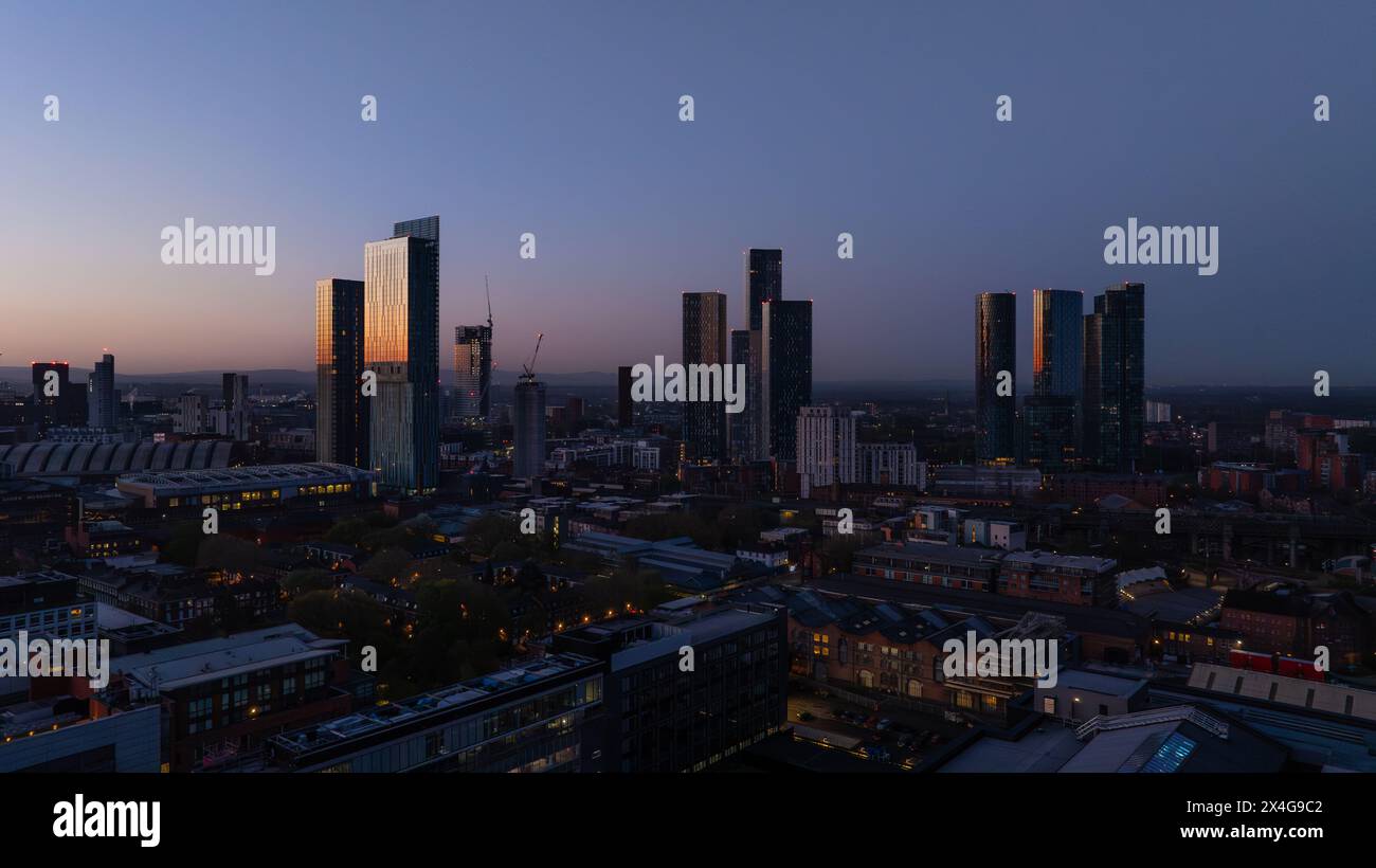 Paysage urbain de Manchester au crépuscule avec gratte-ciel illuminés Banque D'Images