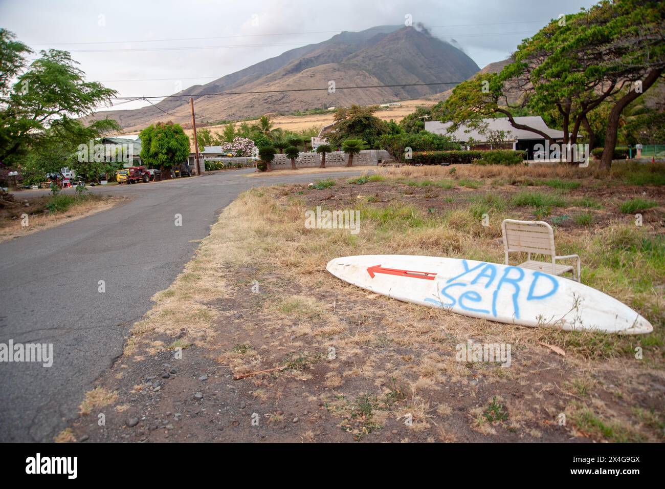 La planche de surf en bord de route pointe vers une vente de cour locale Banque D'Images
