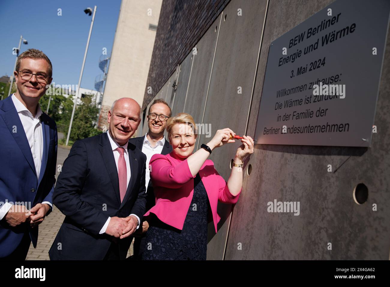 03 mai 2024, Berlin: Franziska Giffey (R, SPD), sénatrice berlinoise pour l'économie, l'énergie et les entreprises publiques, transforme symboliquement une vis en un panneau qui lit « BEW Berliner Energie und Wärme » aux côtés de Christian Feuerherd (2e à droite), PDG de Vattenfall Wärme Berlin AG, Kai Wegner (2e à gauche, CDU), maire de Berlin, et Stefan Evers (à gauche, CDU), sénateur berlinois pour les Finances, après une cérémonie pour marquer l'achèvement de l'achat du chauffage urbain de Vattenfall à l'état de Berlin. Après un processus de deux ans, le rachat sera complété au début du mois de mai. Photo : Carsten K Banque D'Images