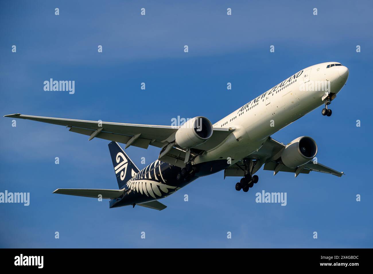 AIR NEW ZEALAND, Boeing 777-300ER, ZK-OKM, en approche finale de l'aéroport Changi de Singapour Banque D'Images