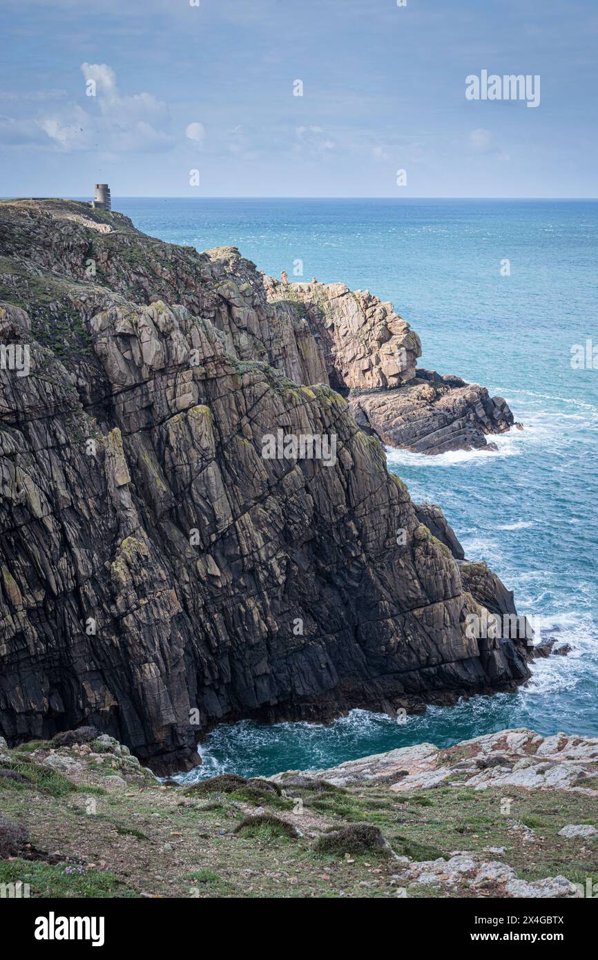 Les falaises sur la rive nord de Jersey, les îles Anglo-Normandes, et un poste d'observation allemand de la seconde Guerre mondiale construit dans le cadre du «mur de l'Atlantique» d'Hitler. Banque D'Images