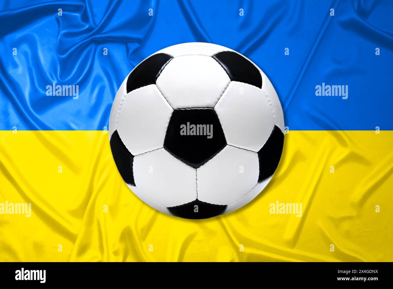 Football en cuir noir et blanc avec drapeau de l'Ukraine Banque D'Images