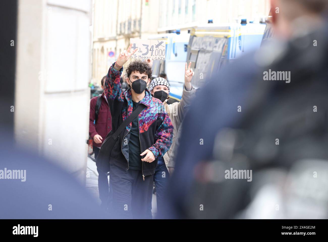 © PHOTOPQR/LE PARISIEN/Olivier Lejeune ; Paris ; 03/05/2024 ; Paris le 3 mai 2024, EVACUATION de l'Institut d'études politiques (Sciences po Paris) occupé par des étudiants, pour exprimer leur soutien aux Palestiniens. Paris, France, le 3 mai 2024 évacuation de l’Institut d’études politiques (Sciences po Paris) occupé par des étudiants, pour exprimer leur soutien aux Palestiniens. *** Local Caption *** européennes : le PS désigné Raphaël Glucksmann comme tête de liste ;24/04/2024 les bureaux du PS rejoint ceux de Raphaël Glucksmann O. LEJEUNE Banque D'Images