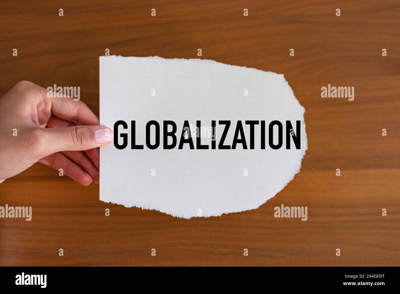 Mondialisation mondialisation. La main de la femme tient un morceau de papier avec une note, la mondialisation. Économie, commerce, affaires, note B1983 globalisation Banque D'Images