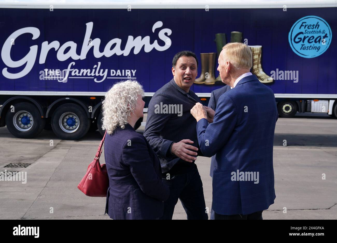 Le leader travailliste écossais Anas Sarwar embrasse Robert Graham snr de The Family Dairy Dairy Dairy de Graham lors d'une visite à la laiterie de Bridge of Allan. Date de la photo : vendredi 3 mai 2024. Banque D'Images
