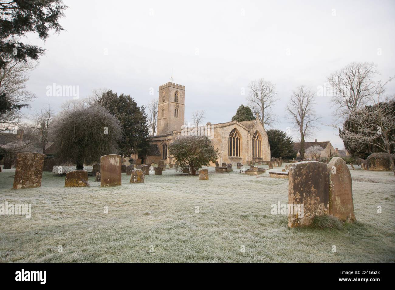 Une vieille église et une tombe à Charlbury, Oxfordshire au Royaume-Uni Banque D'Images